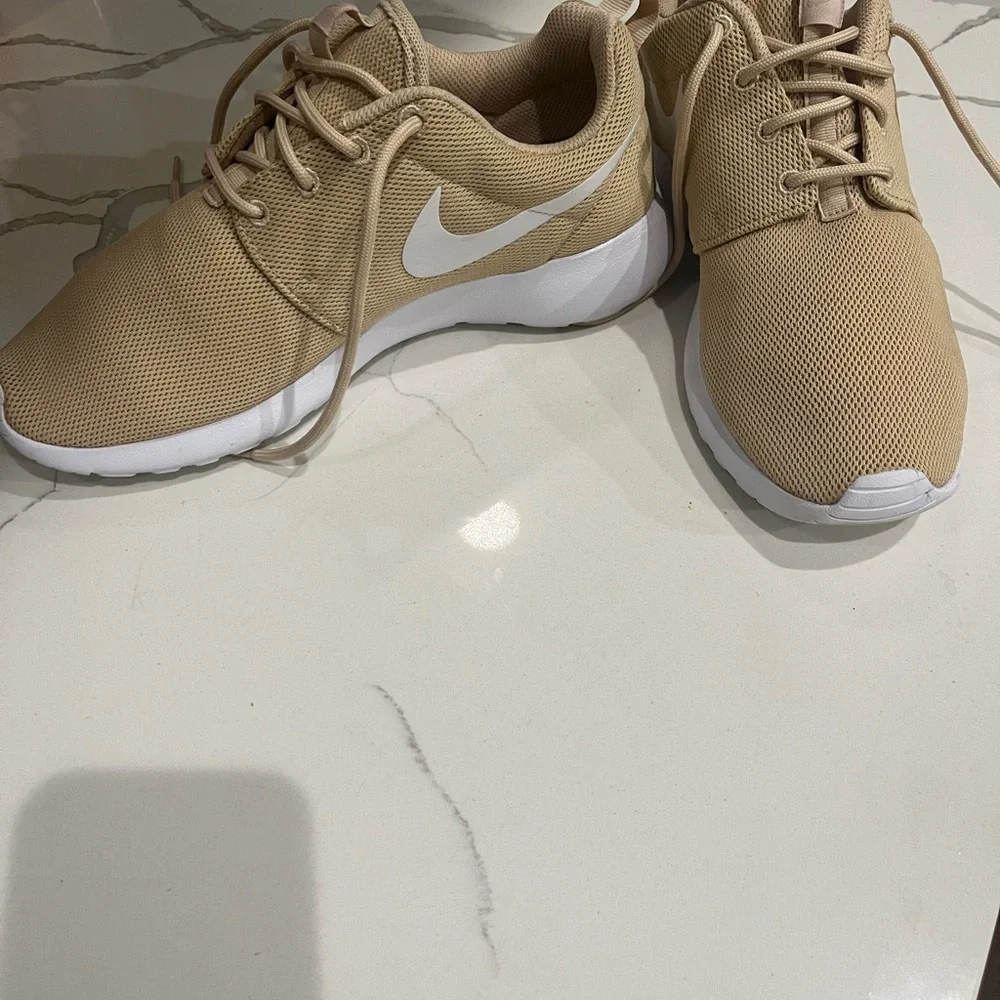 Nike. Roshe One “Desert Ore” Sneakers Women’s Size 9 EUC